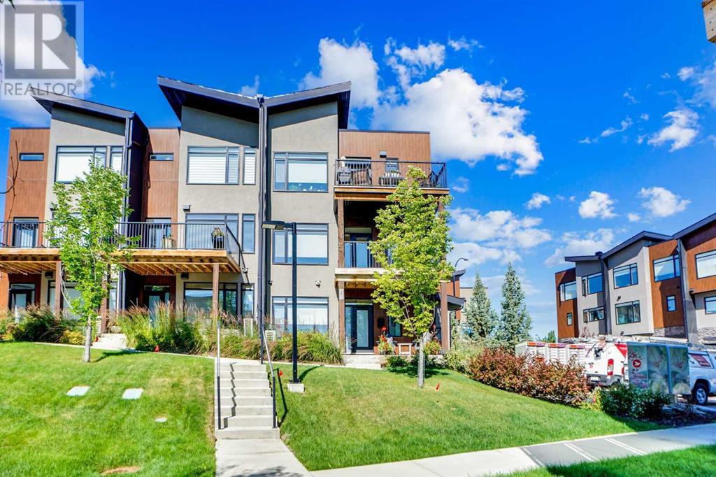 Single Family House for Sale in  Royal Elm Green NW Royal Oak Calgary 