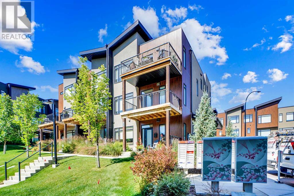 Single Family House for Sale in  Royal Elm Green NW Royal Oak Calgary 
