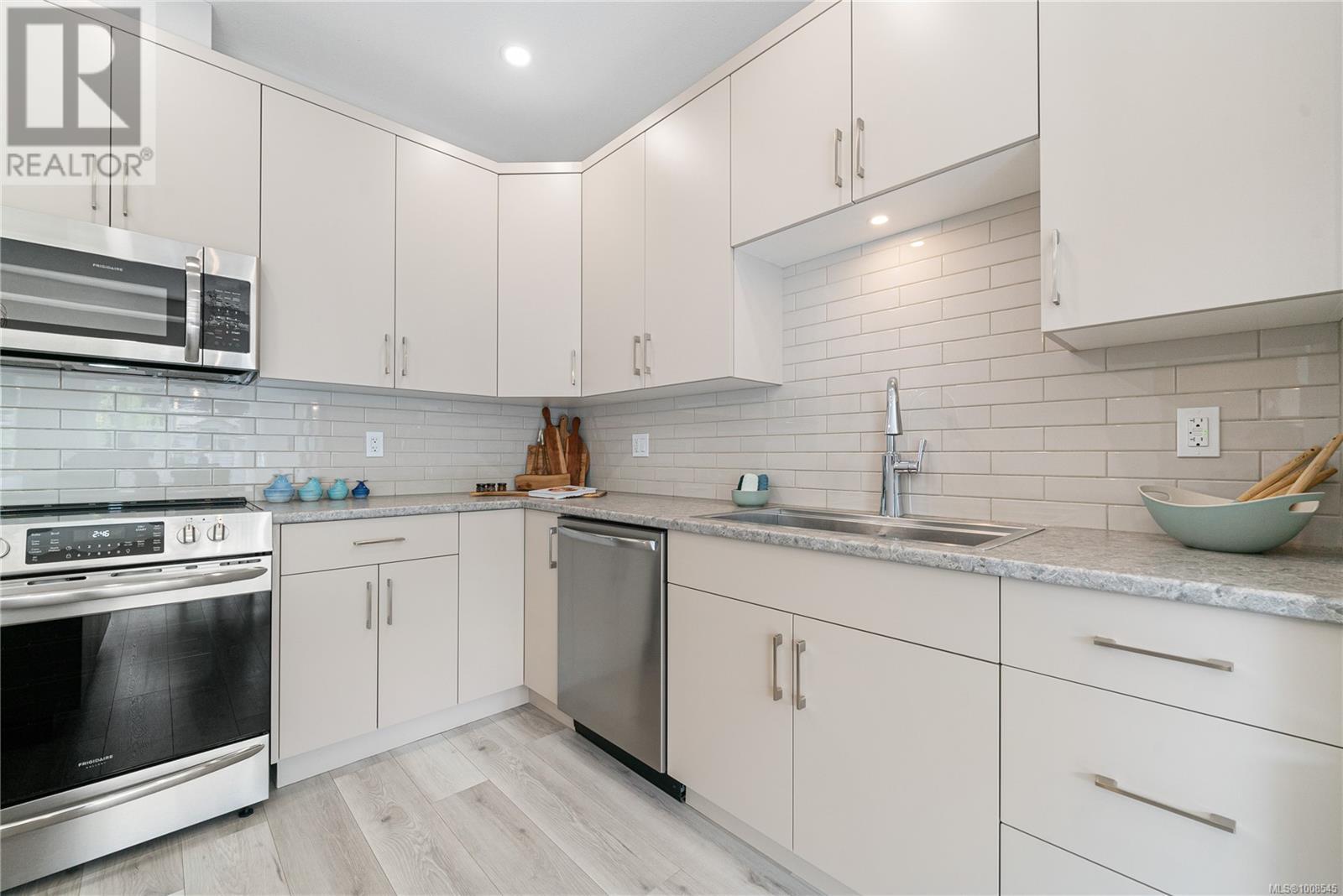Photo 3 of 3 544 Cook St, Ladysmith BC