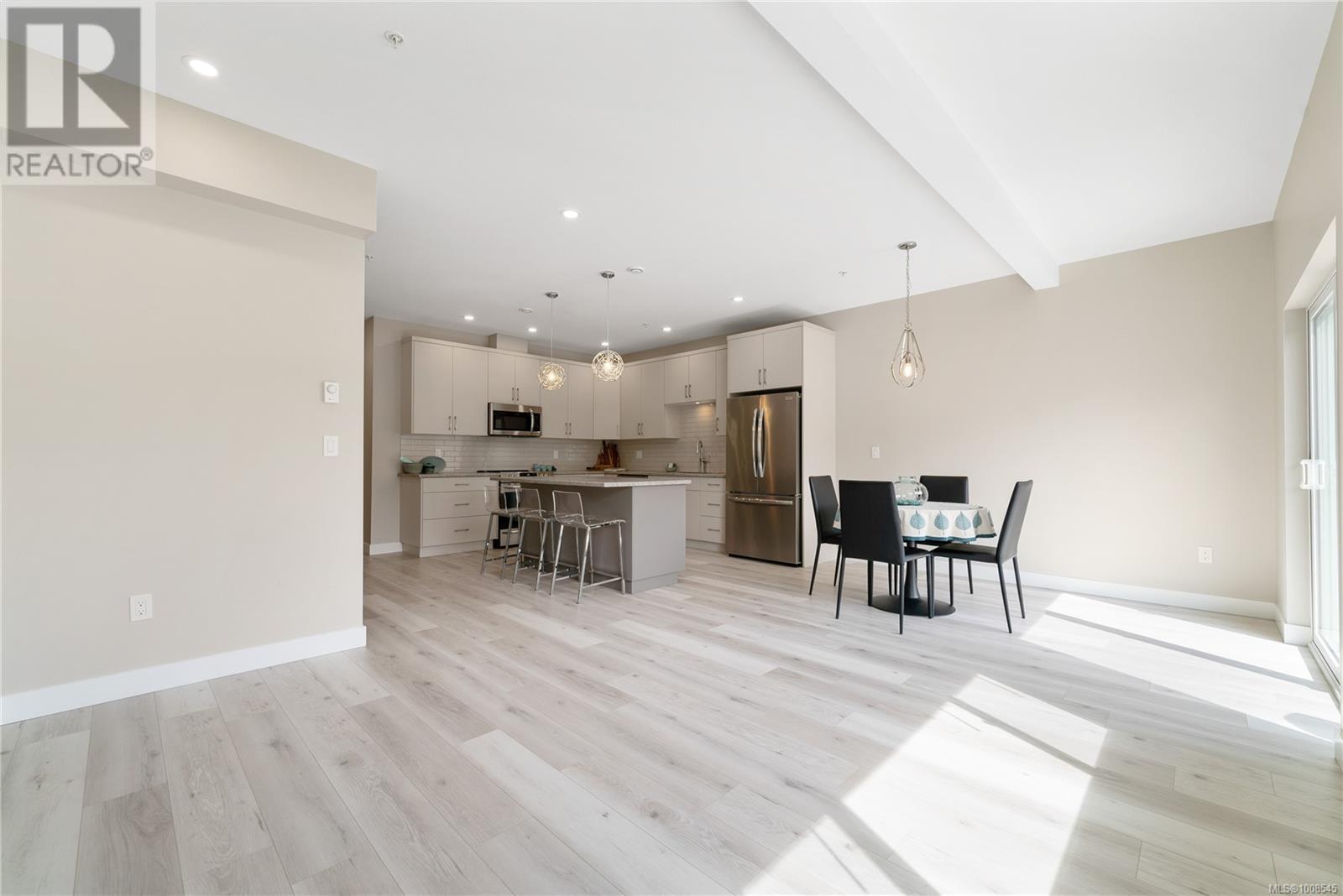 Photo 6 of 3 544 Cook St, Ladysmith BC
