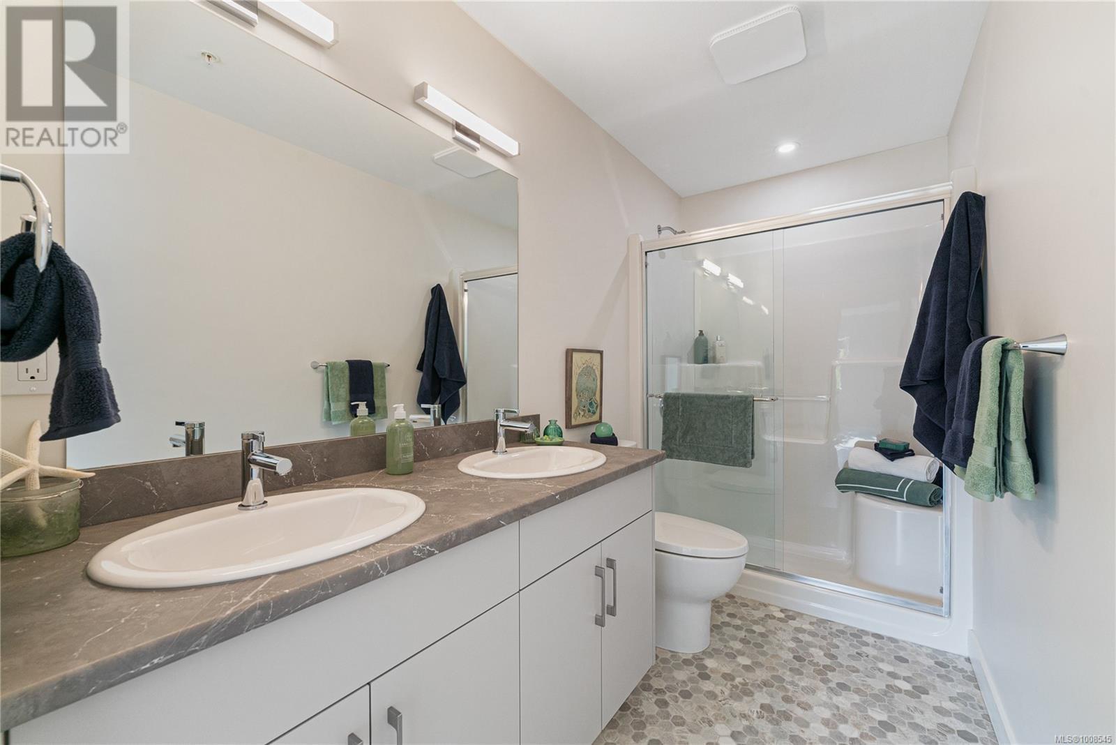 Photo 7 of 3 544 Cook St, Ladysmith BC