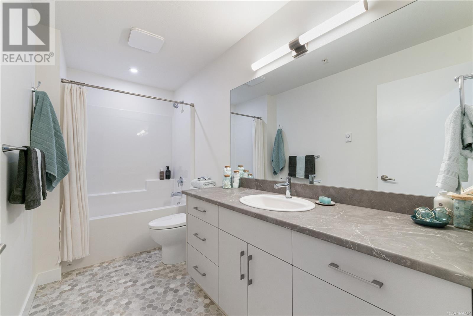 Photo 8 of 3 544 Cook St, Ladysmith BC