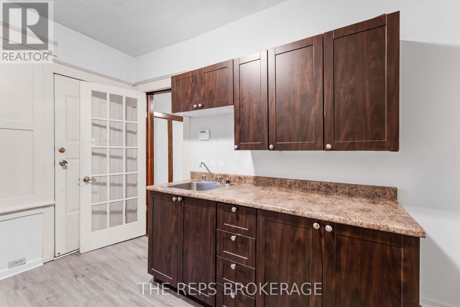 Photo 6 of 322 Waverley Street, Ottawa ON