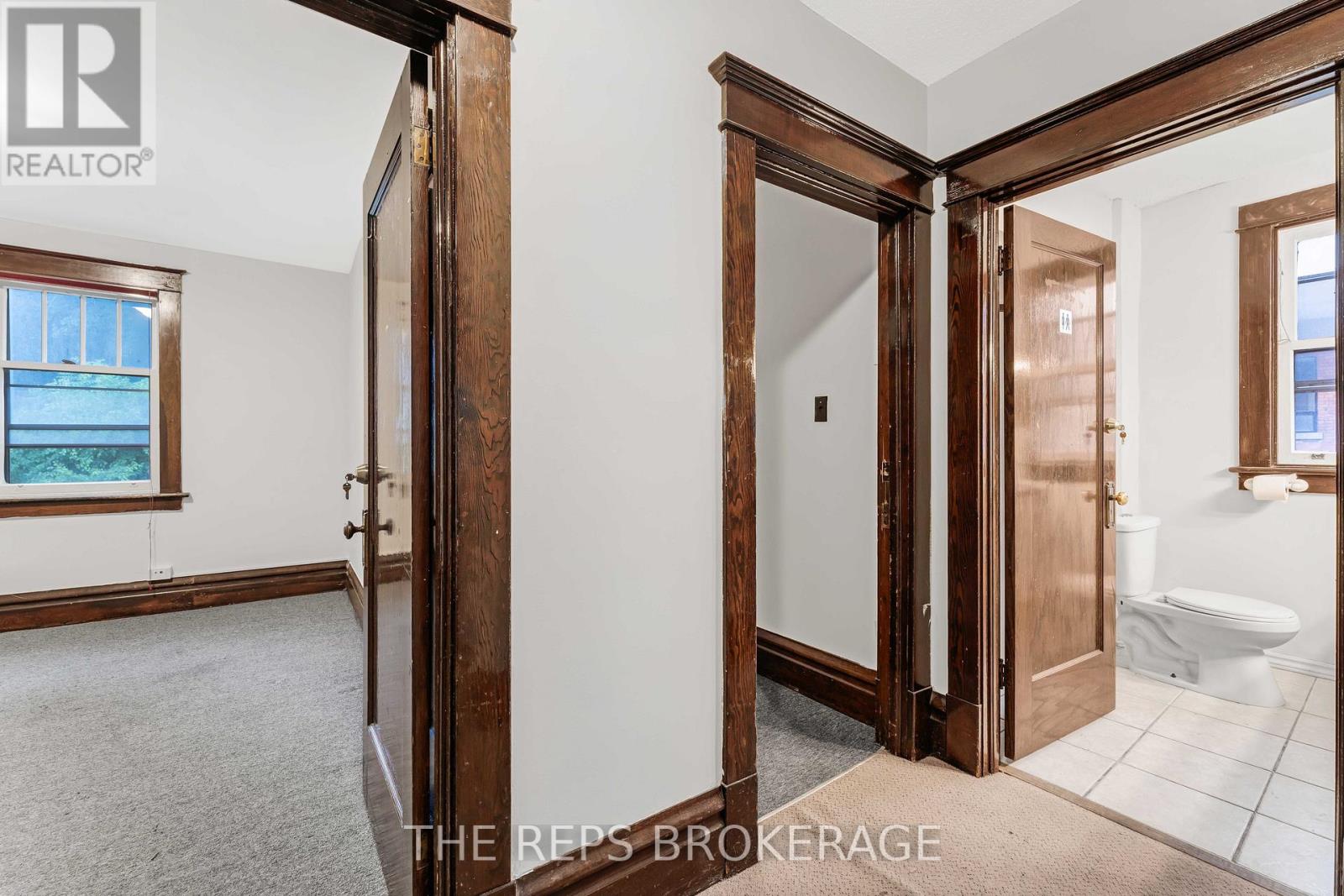 Photo 2 of 322 Waverley Street, Ottawa ON