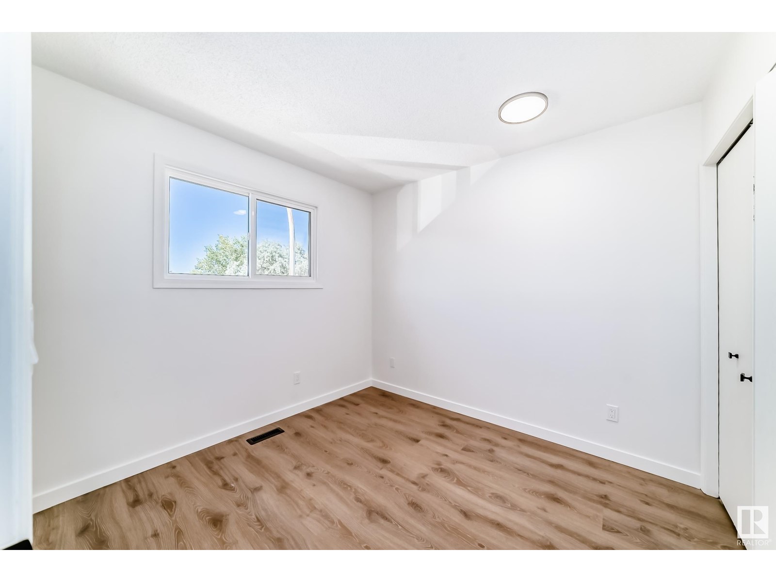 Photo 10 of 2369 139 Av Nw, Edmonton AB
