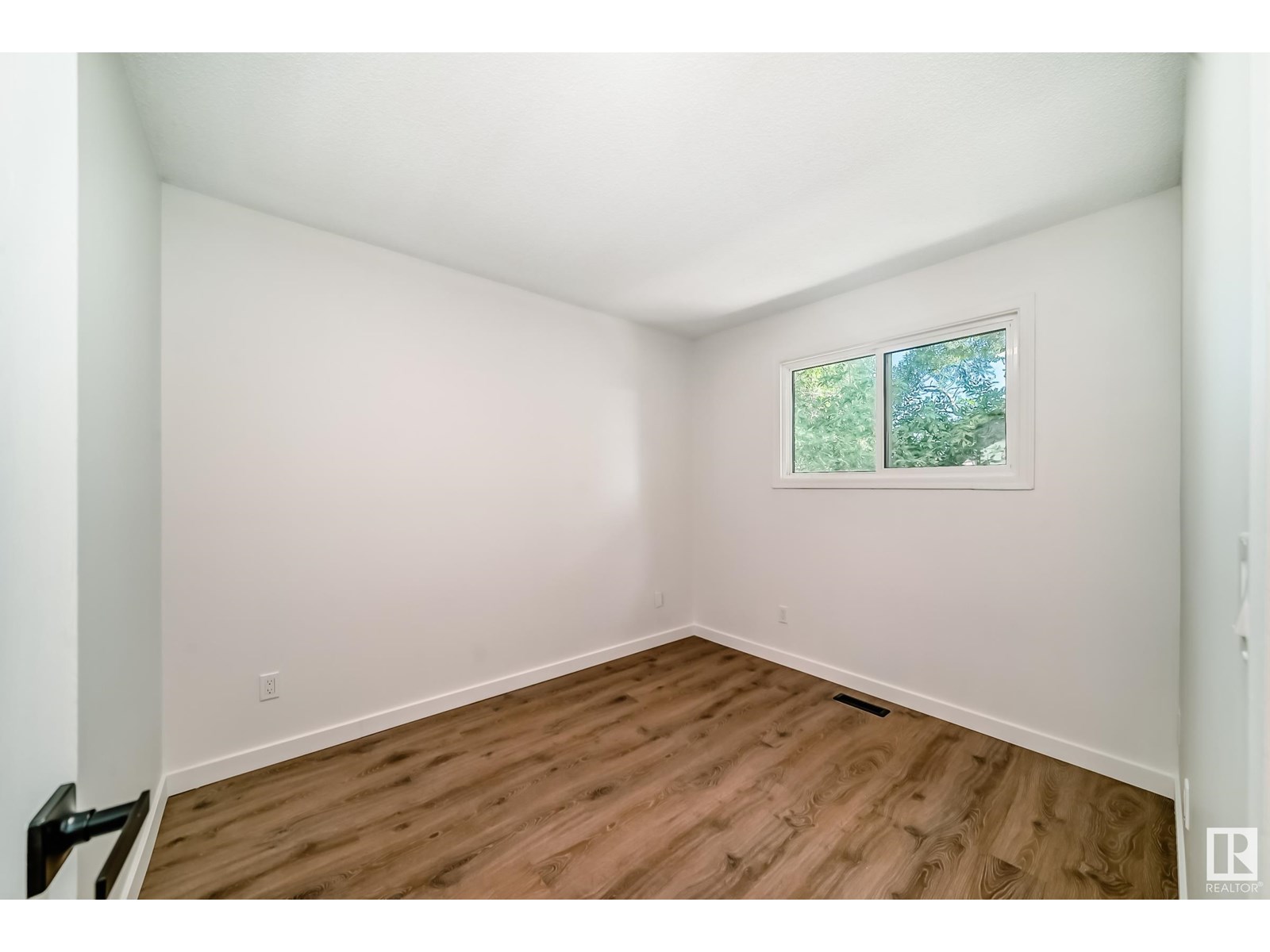 Photo 11 of 2369 139 Av Nw, Edmonton AB