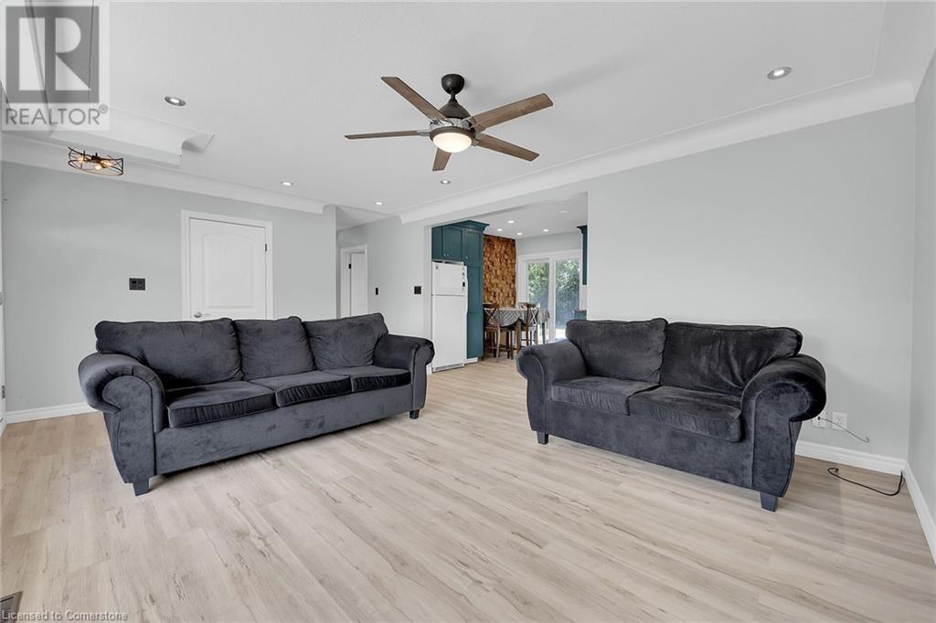 Photo 17 of 46 Oriole Crescent, Grimsby ON