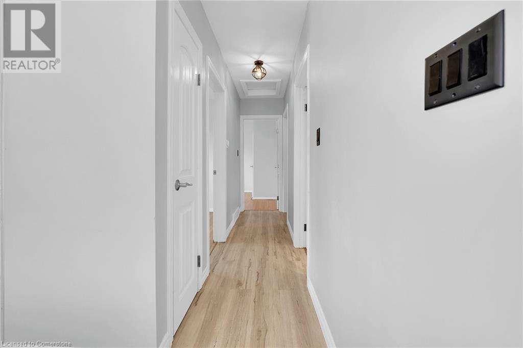 Photo 18 of 46 Oriole Crescent, Grimsby ON