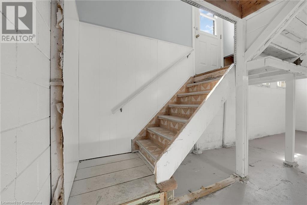 Photo 26 of 46 Oriole Crescent, Grimsby ON