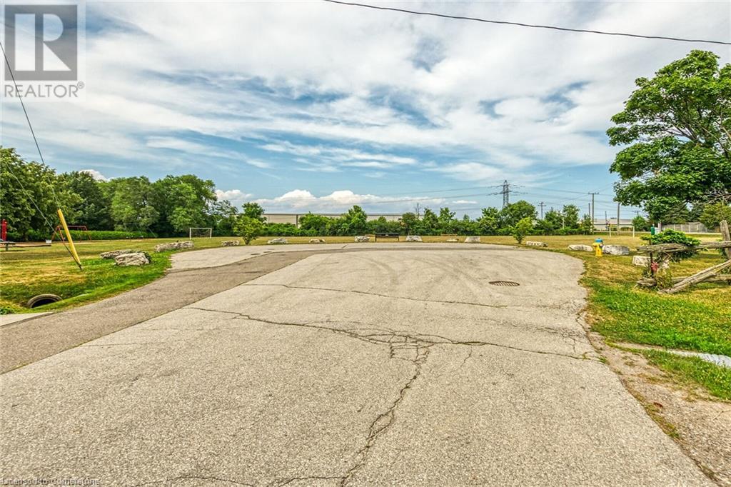 Photo 42 of 46 Oriole Crescent, Grimsby ON