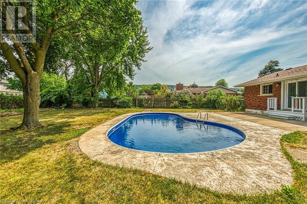 Photo 37 of 46 Oriole Crescent, Grimsby ON