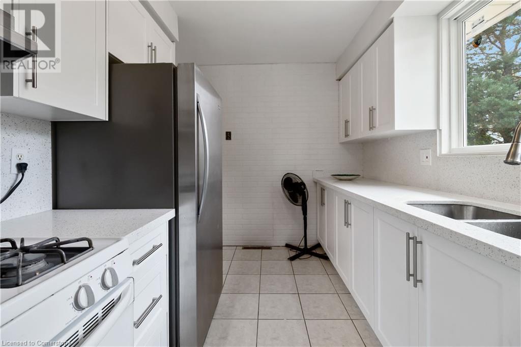 Photo 31 of 6 Equestrian Court, Brantford ON