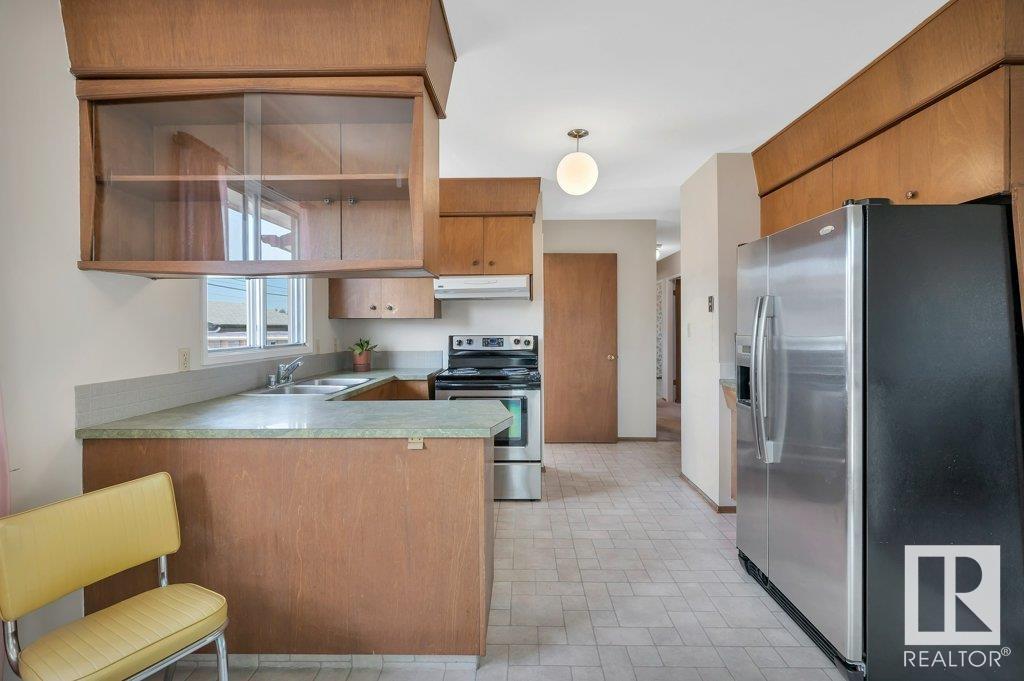 Photo 13 of 5011 47 St, Gibbons AB