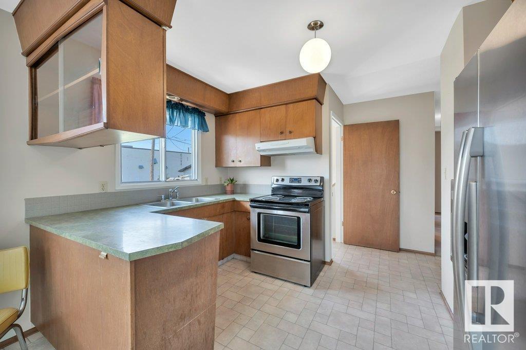 Photo 14 of 5011 47 St, Gibbons AB