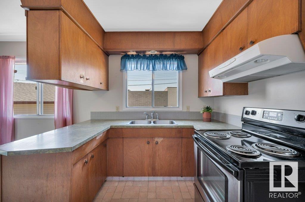 Photo 16 of 5011 47 St, Gibbons AB