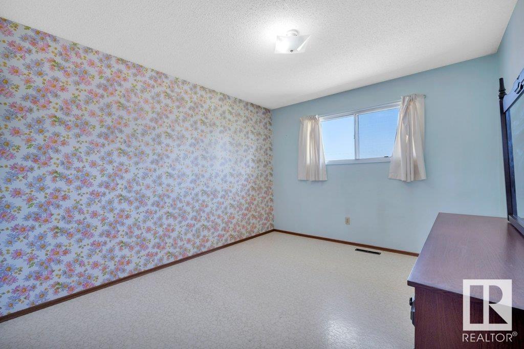 Photo 20 of 5011 47 St, Gibbons AB