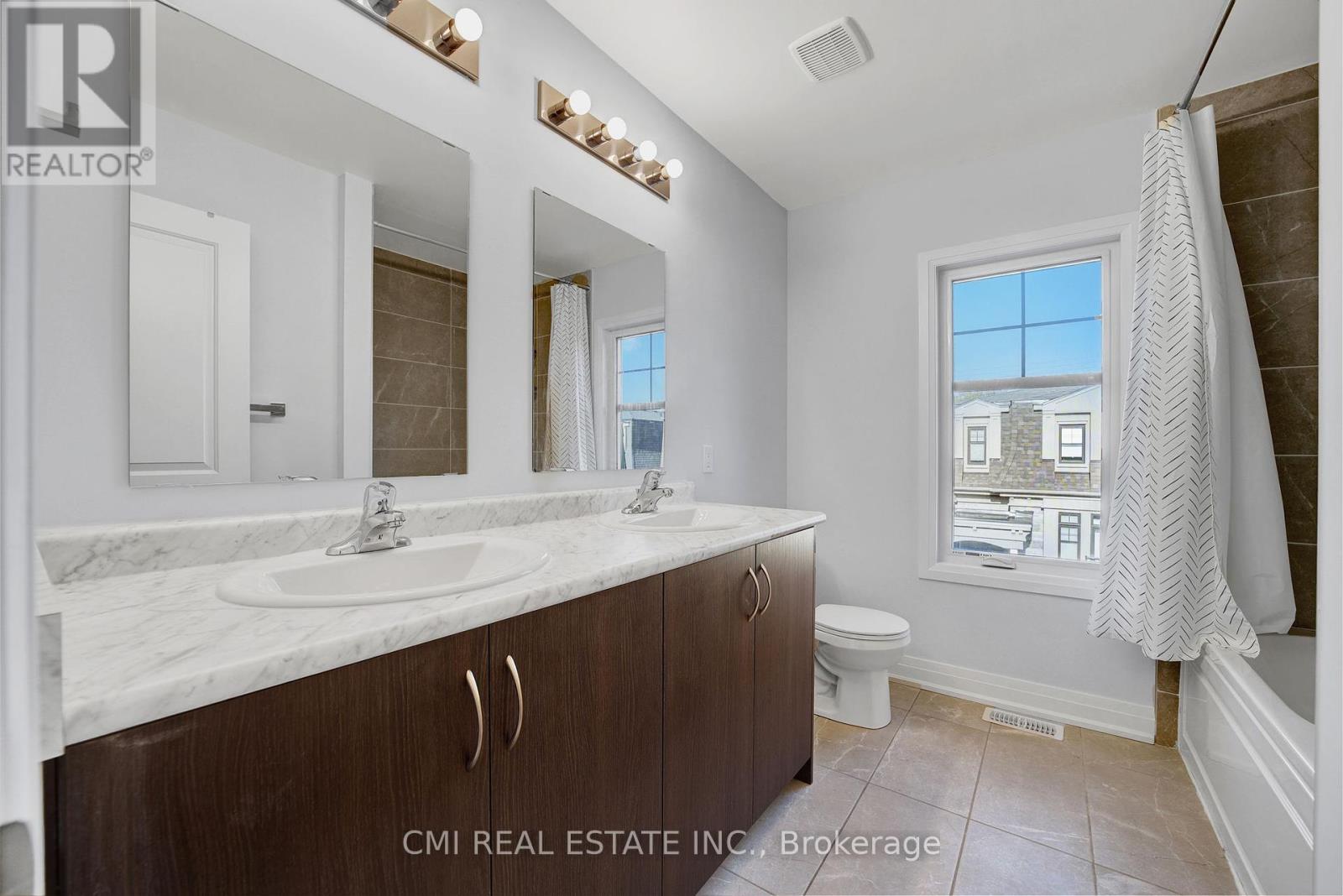 Photo 8 of 2122 Royal Gala Circle, Mississauga ON