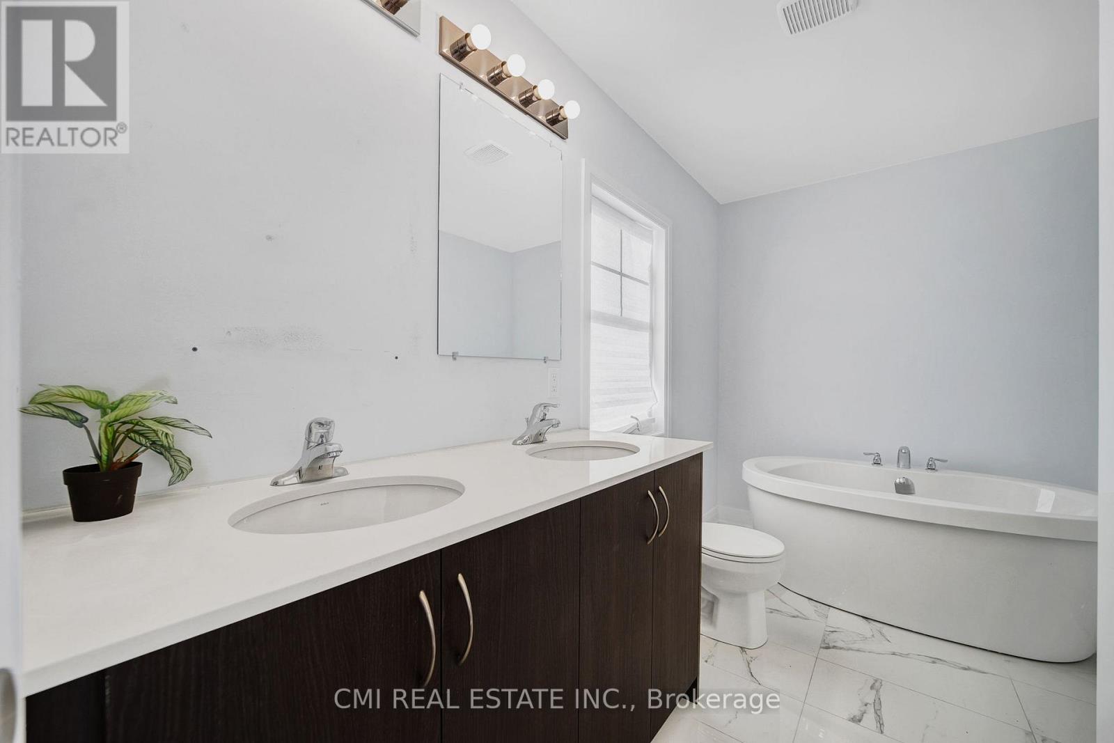 Photo 36 of 2122 Royal Gala Circle, Mississauga ON