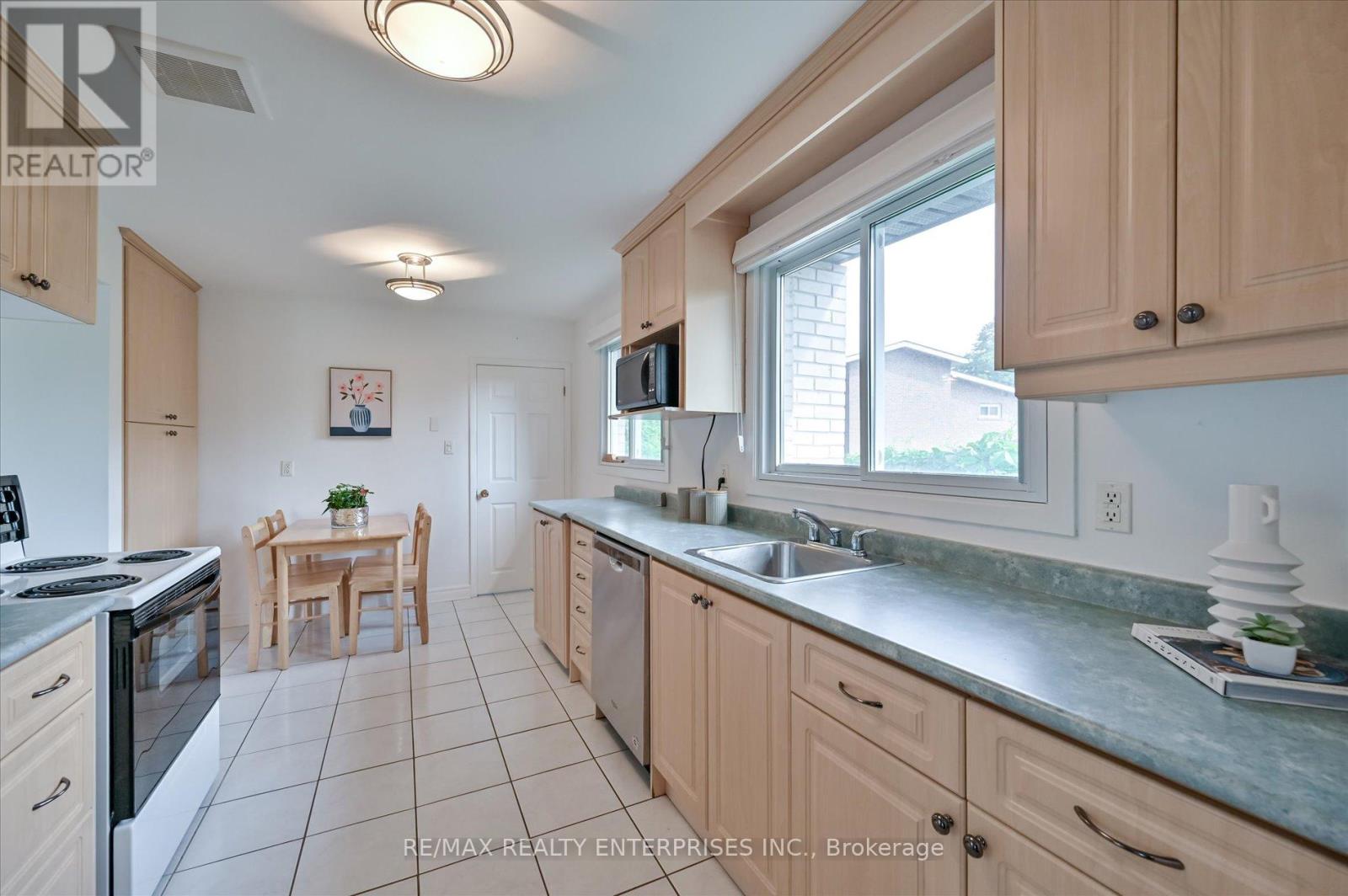 Photo 13 of 1544 Swanage Crescent, Mississauga ON