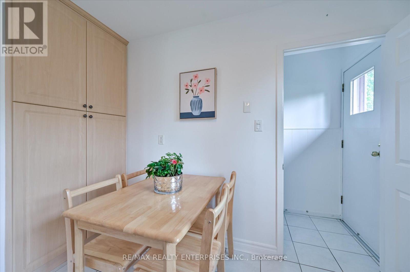 Photo 5 of 1544 Swanage Crescent, Mississauga ON