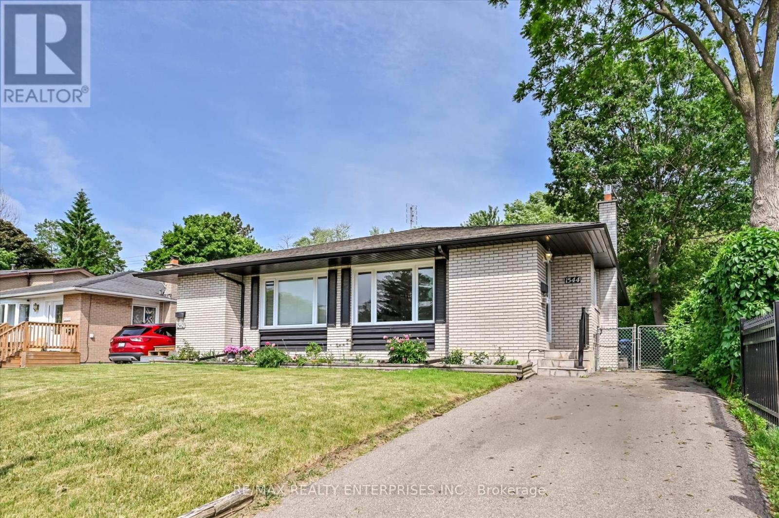 Photo 2 of 1544 Swanage Crescent, Mississauga ON