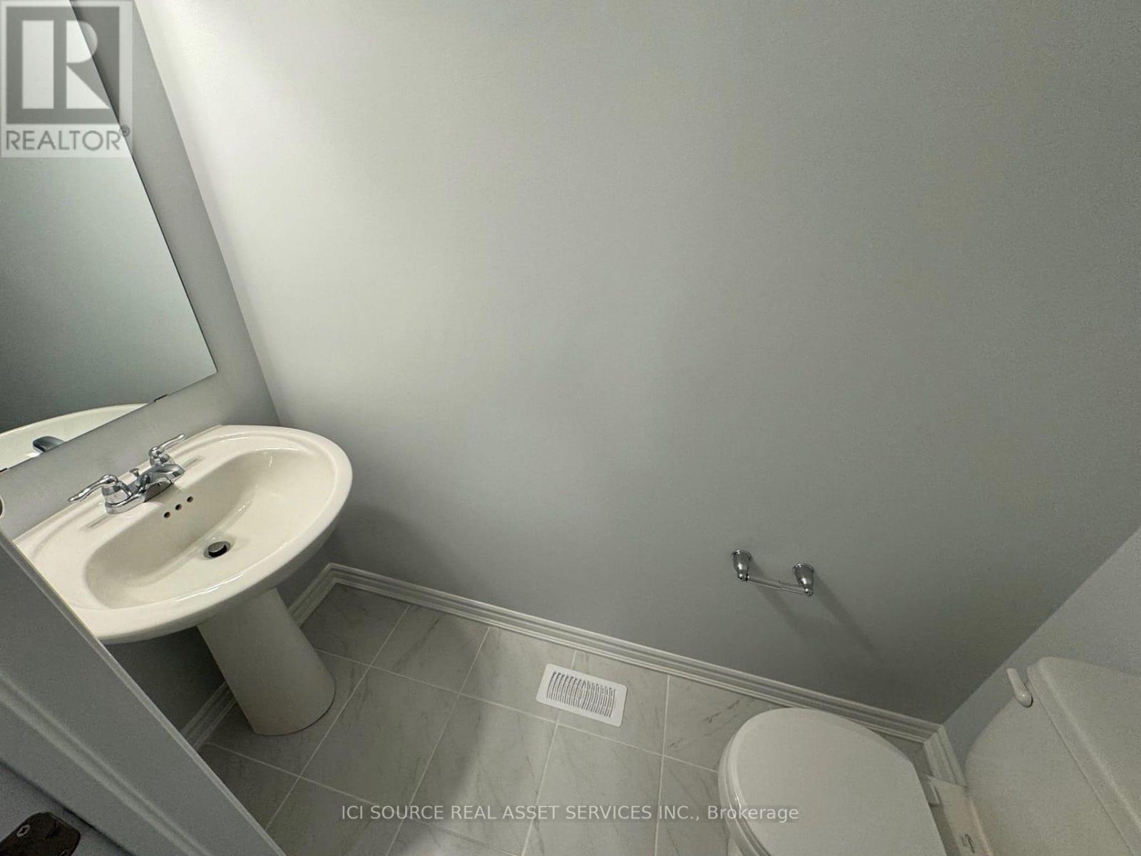 Photo 3 of 2064 Leinster Circle, Ottawa ON