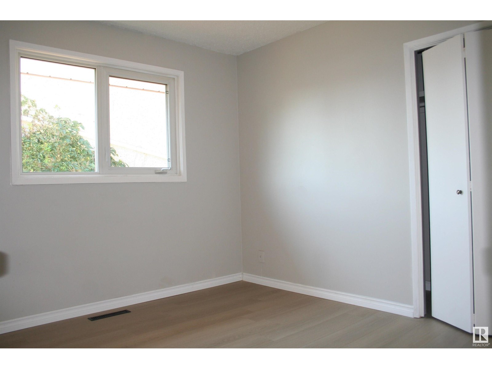 Photo 10 of 11823 43 St Nw, Edmonton AB