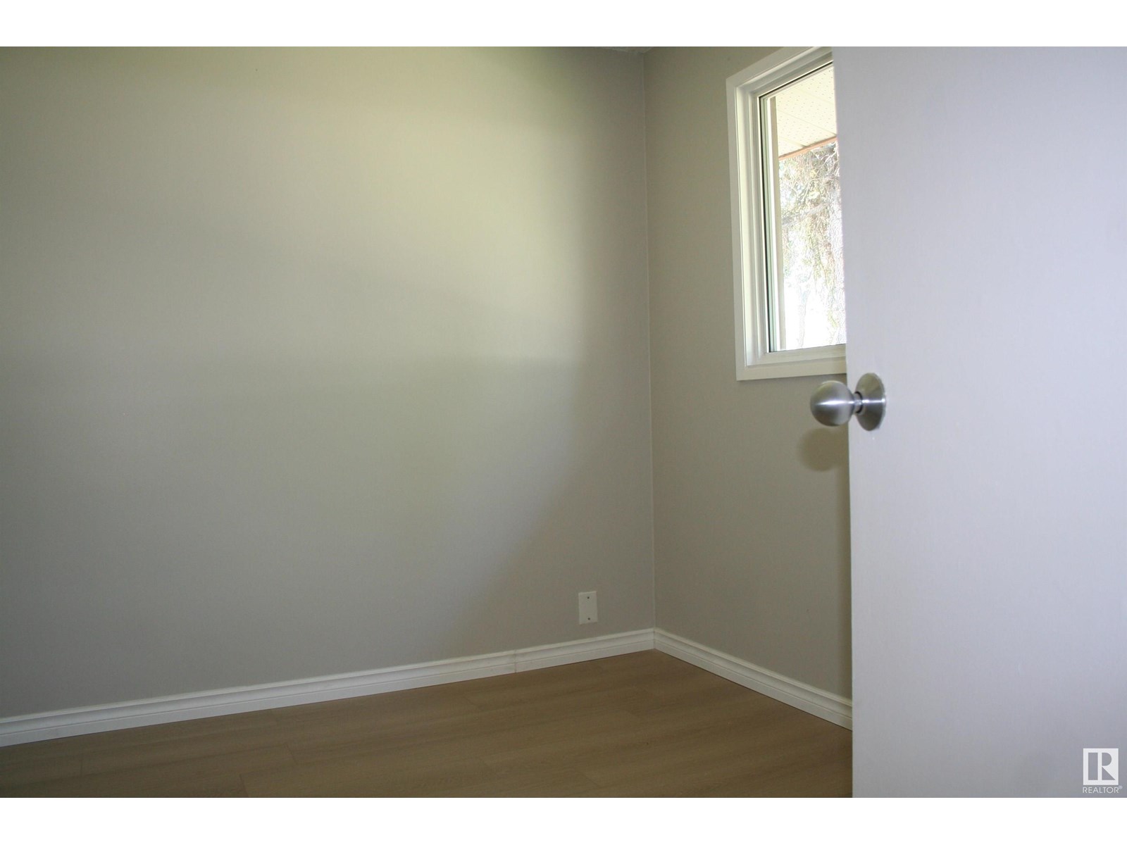 Photo 11 of 11823 43 St Nw, Edmonton AB