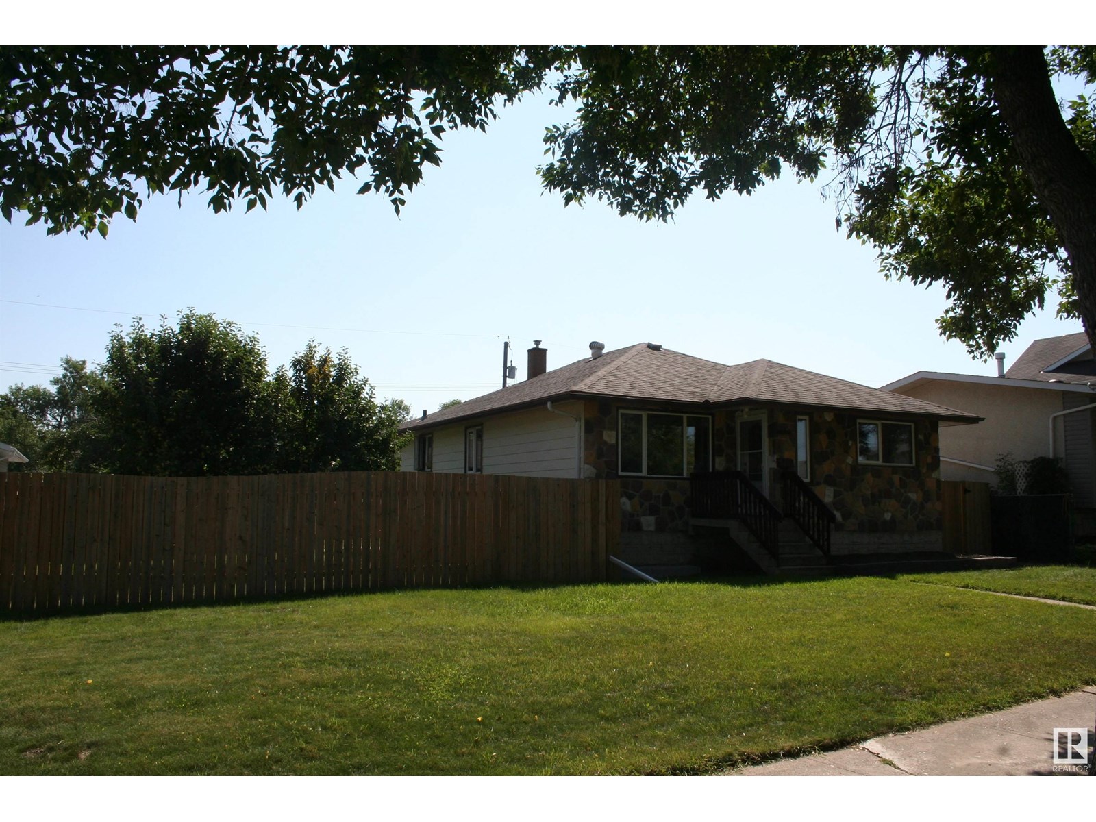 Photo 2 of 11823 43 St Nw, Edmonton AB