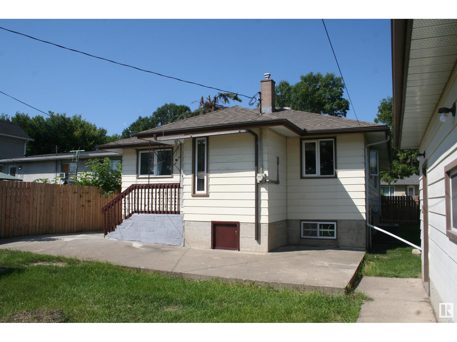 Photo 3 of 11823 43 St Nw, Edmonton AB