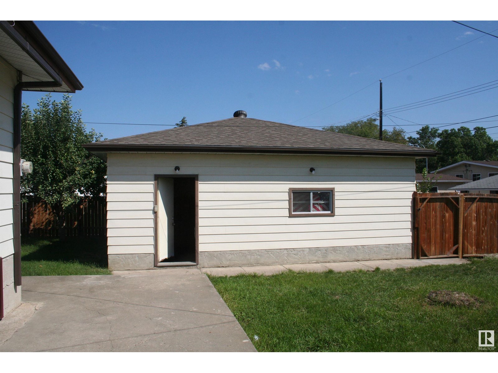 Photo 4 of 11823 43 St Nw, Edmonton AB