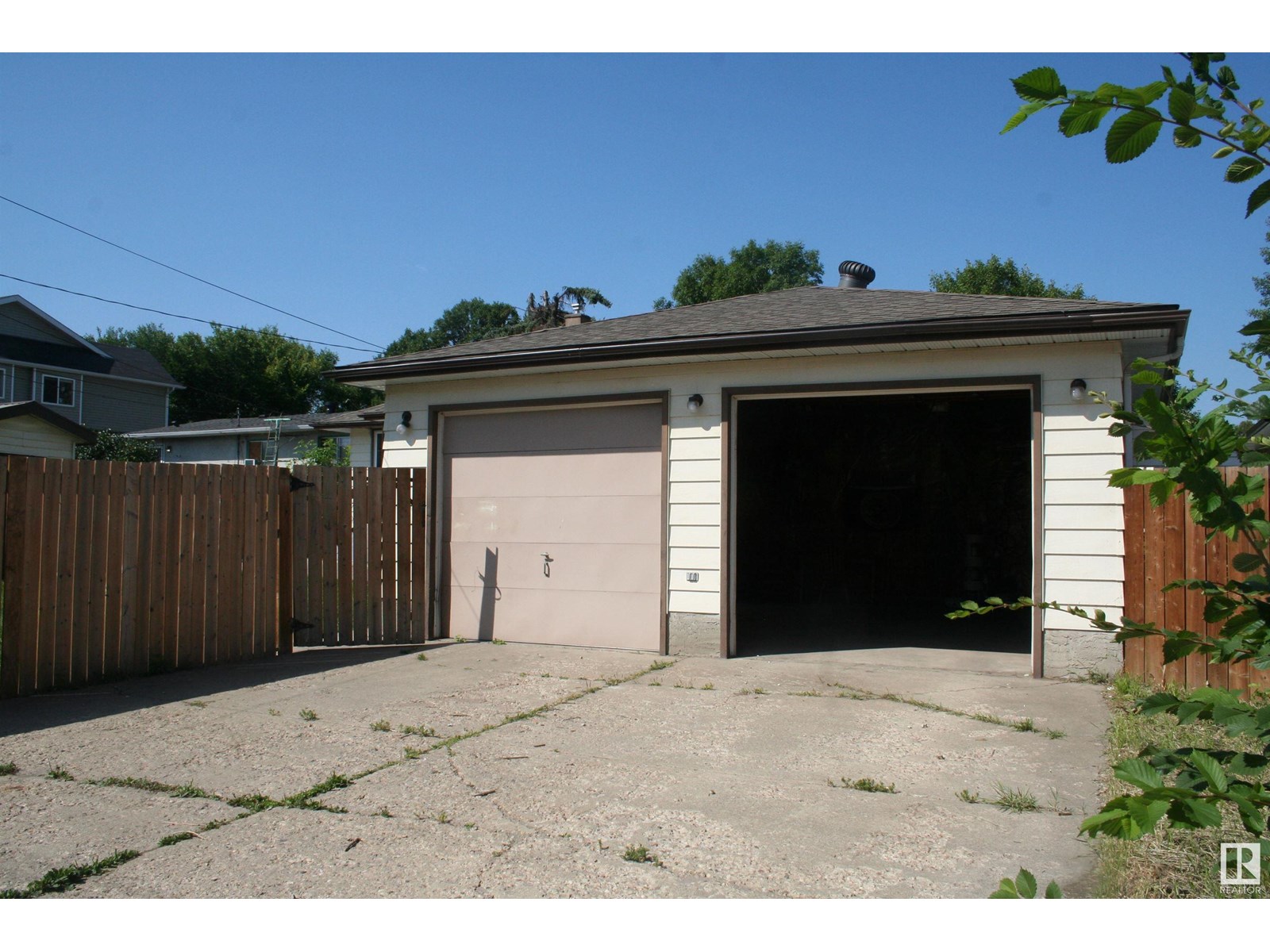Photo 5 of 11823 43 St Nw, Edmonton AB