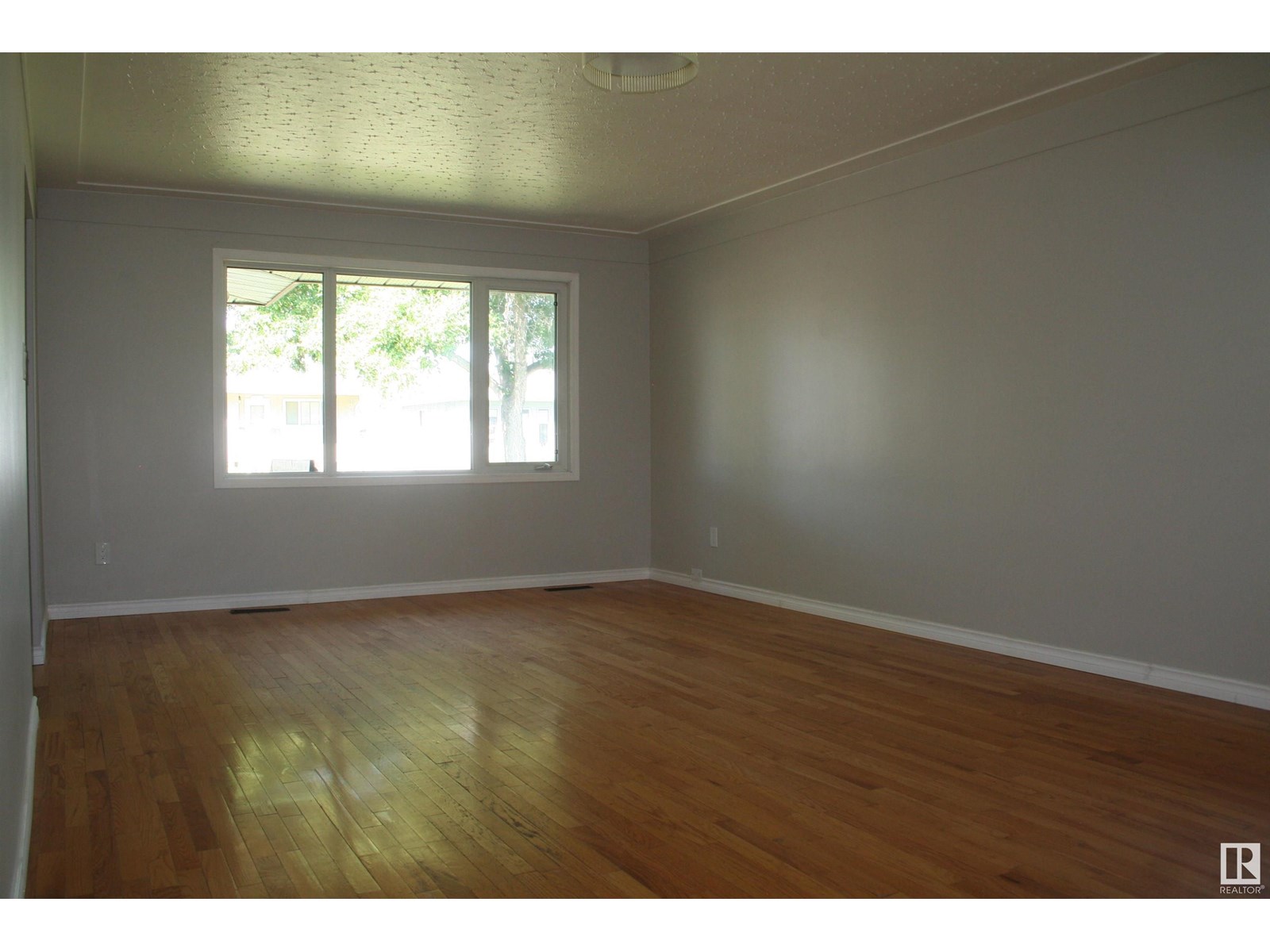 Photo 6 of 11823 43 St Nw, Edmonton AB
