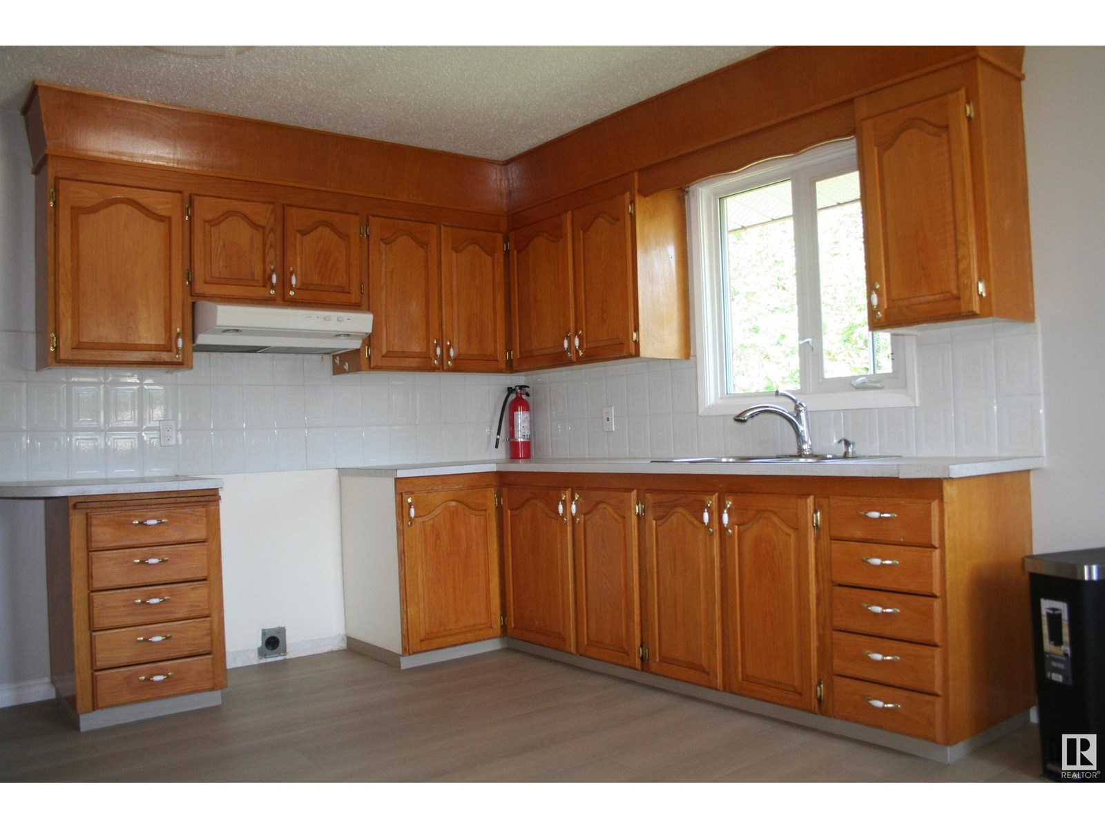 Photo 8 of 11823 43 St Nw, Edmonton AB
