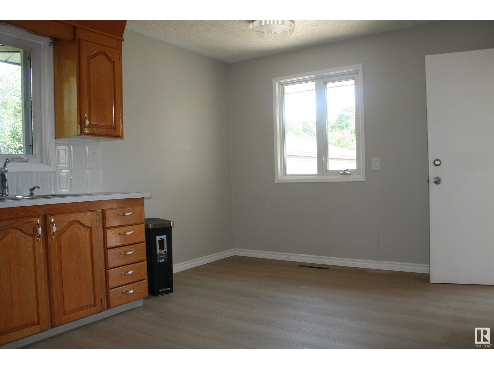 Photo 9 of 11823 43 St Nw, Edmonton AB