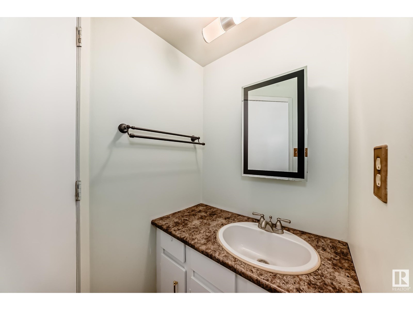Photo 2 of 15106 114 A St Nw, Edmonton AB