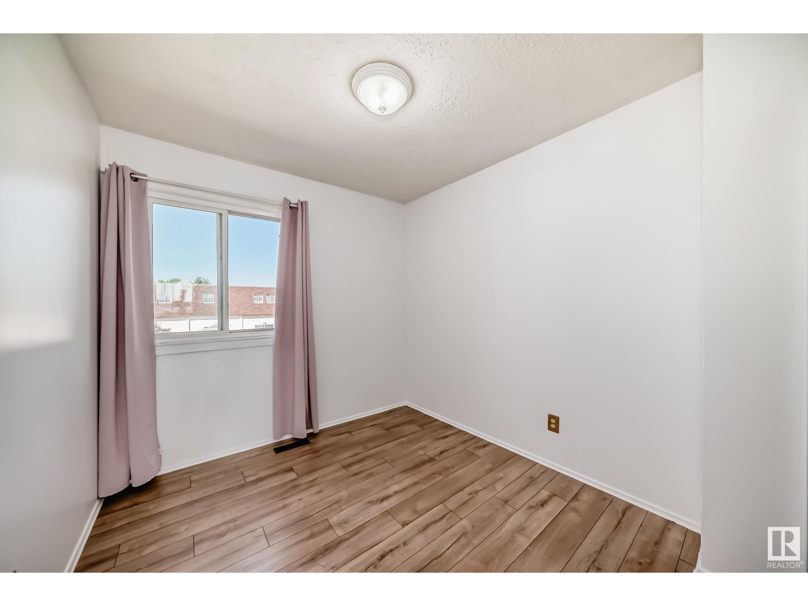 Photo 4 of 15106 114 A St Nw, Edmonton AB