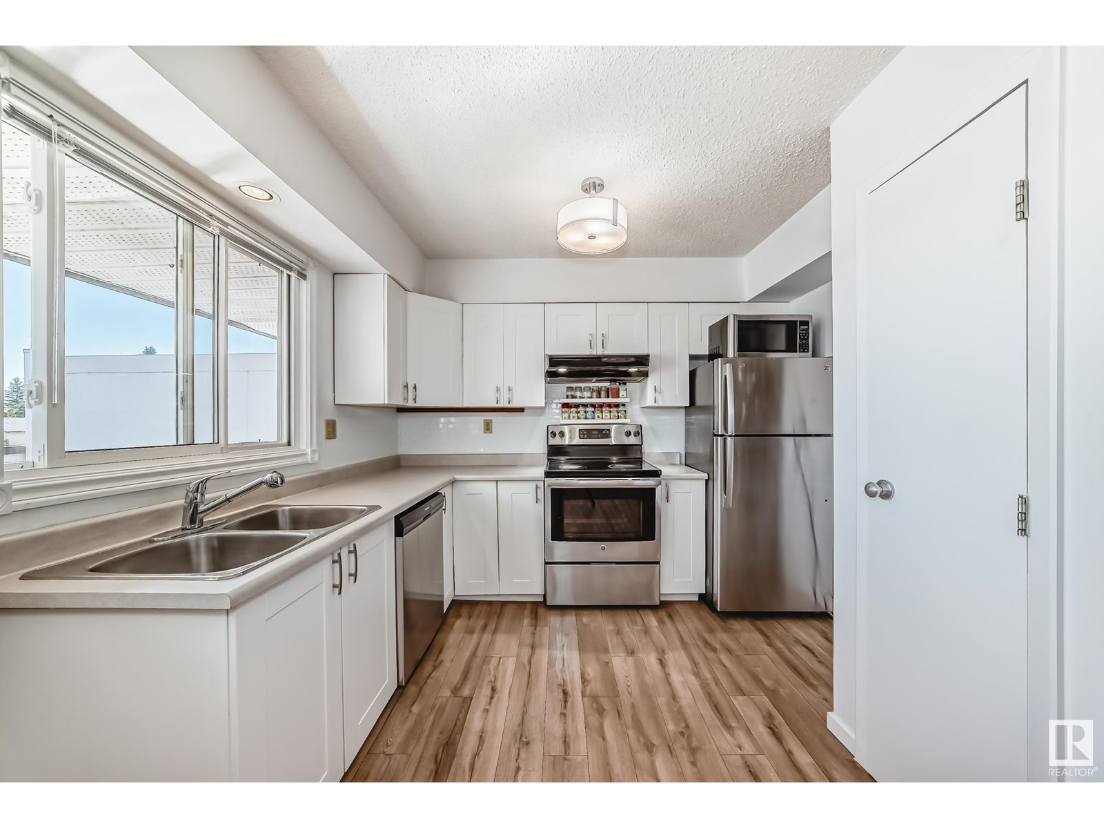 Photo 15 of 15106 114 A St Nw, Edmonton AB