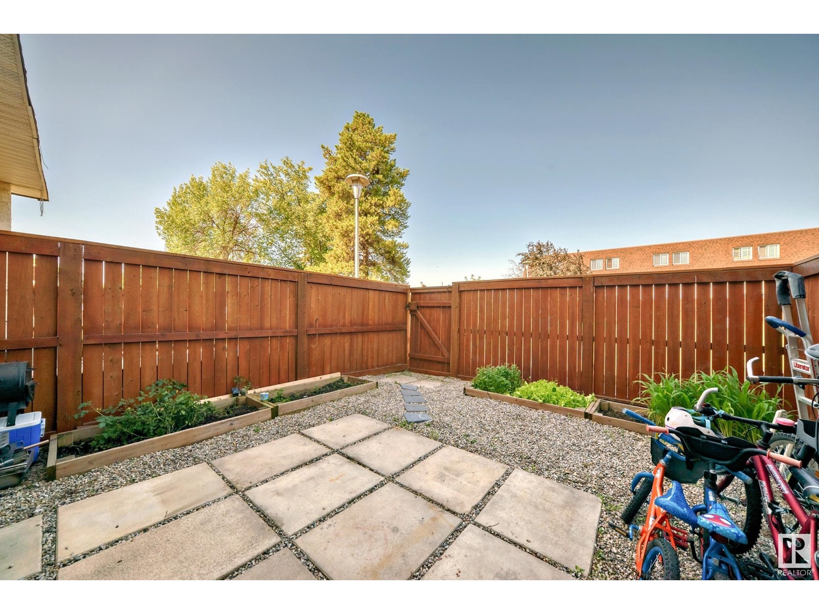 Photo 17 of 15106 114 A St Nw, Edmonton AB