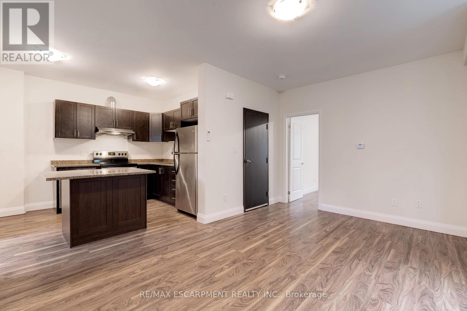 Photo 10 of 152 Sanford Avenue S, Hamilton ON