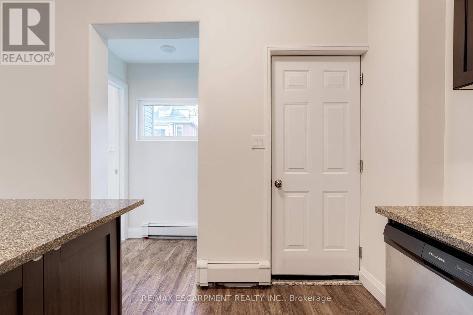 Photo 14 of 152 Sanford Avenue S, Hamilton ON