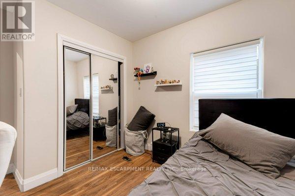 Photo 30 of 152 Sanford Avenue S, Hamilton ON