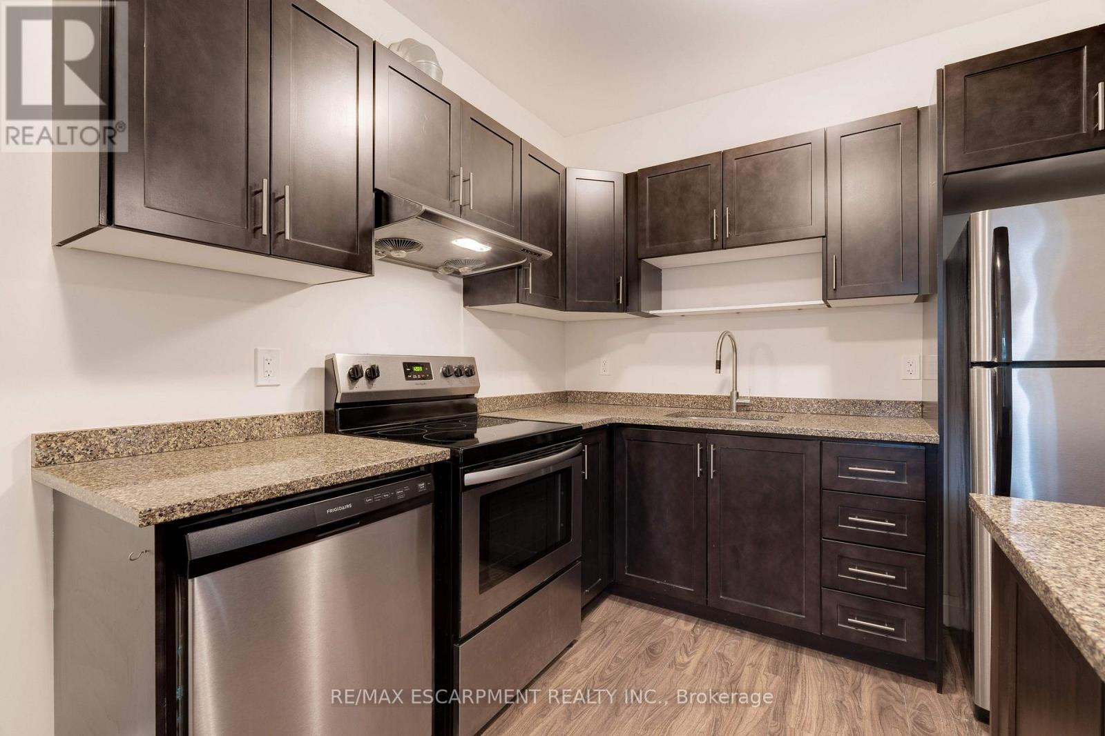 Photo 13 of 152 Sanford Avenue S, Hamilton ON