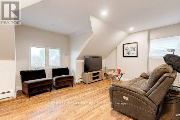 Photo 44 of 152 Sanford Avenue S, Hamilton ON