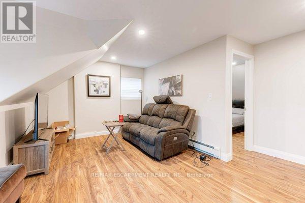 Photo 45 of 152 Sanford Avenue S, Hamilton ON