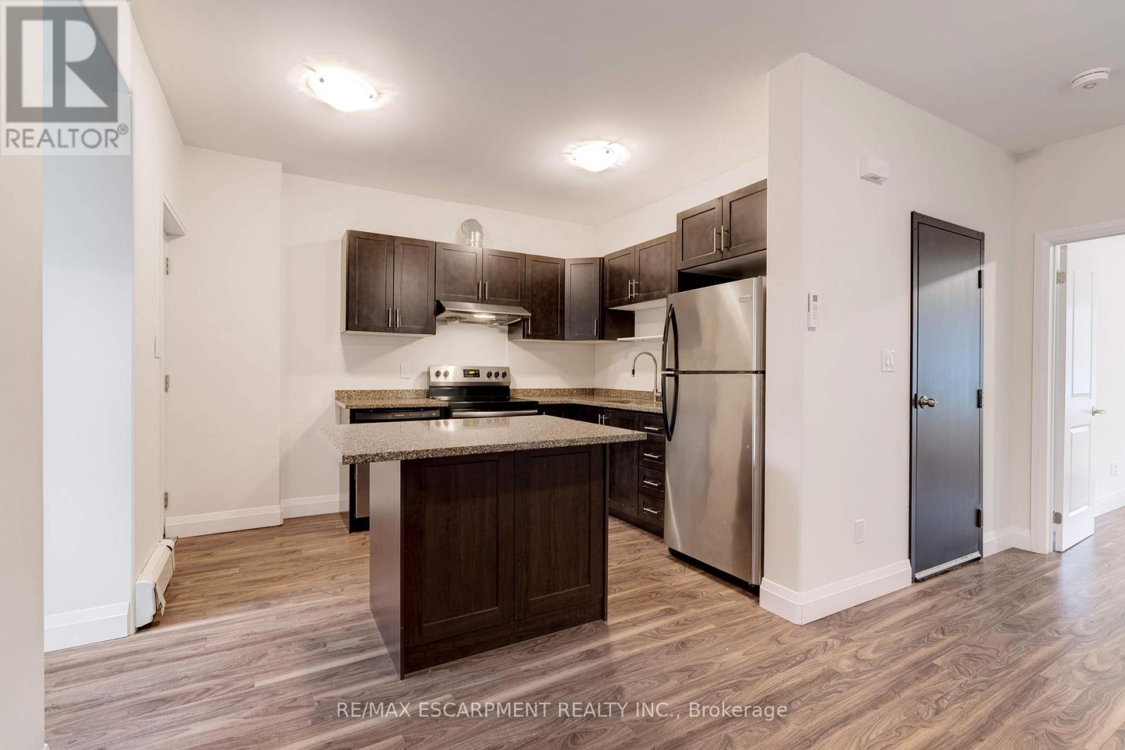 Photo 8 of 152 Sanford Avenue S, Hamilton ON