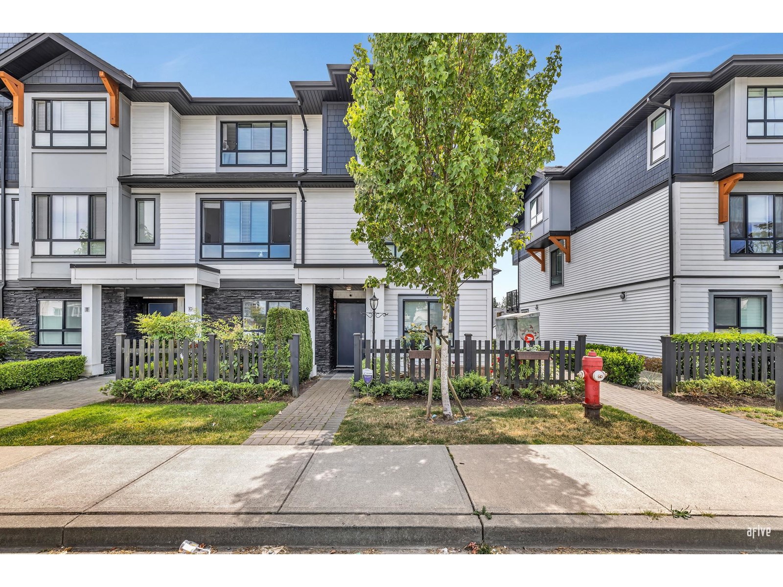 Photo 2 of 9 19704 55 A Avenue, Langley BC