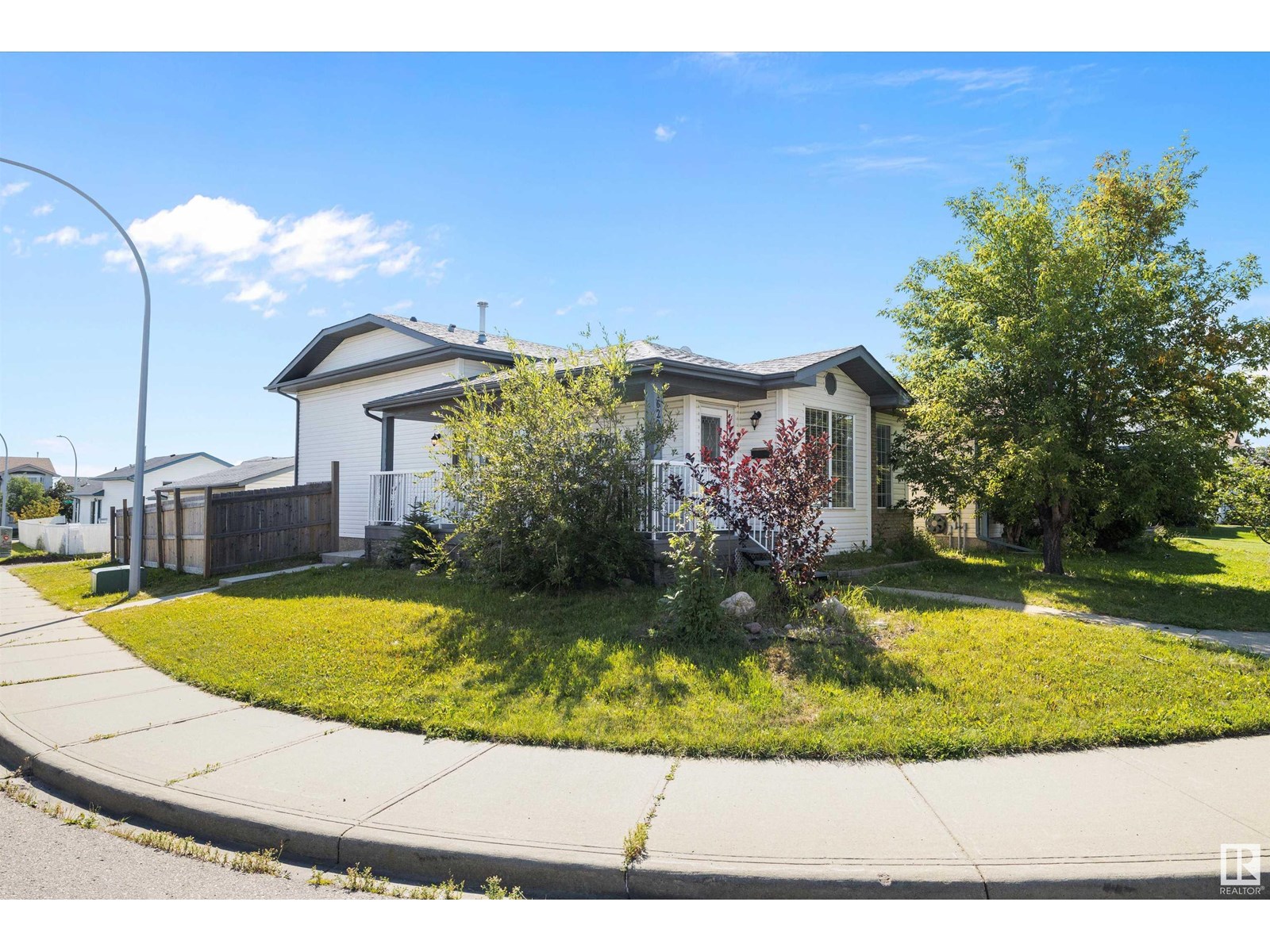 Photo 8 of 16229 57 St Nw, Edmonton AB