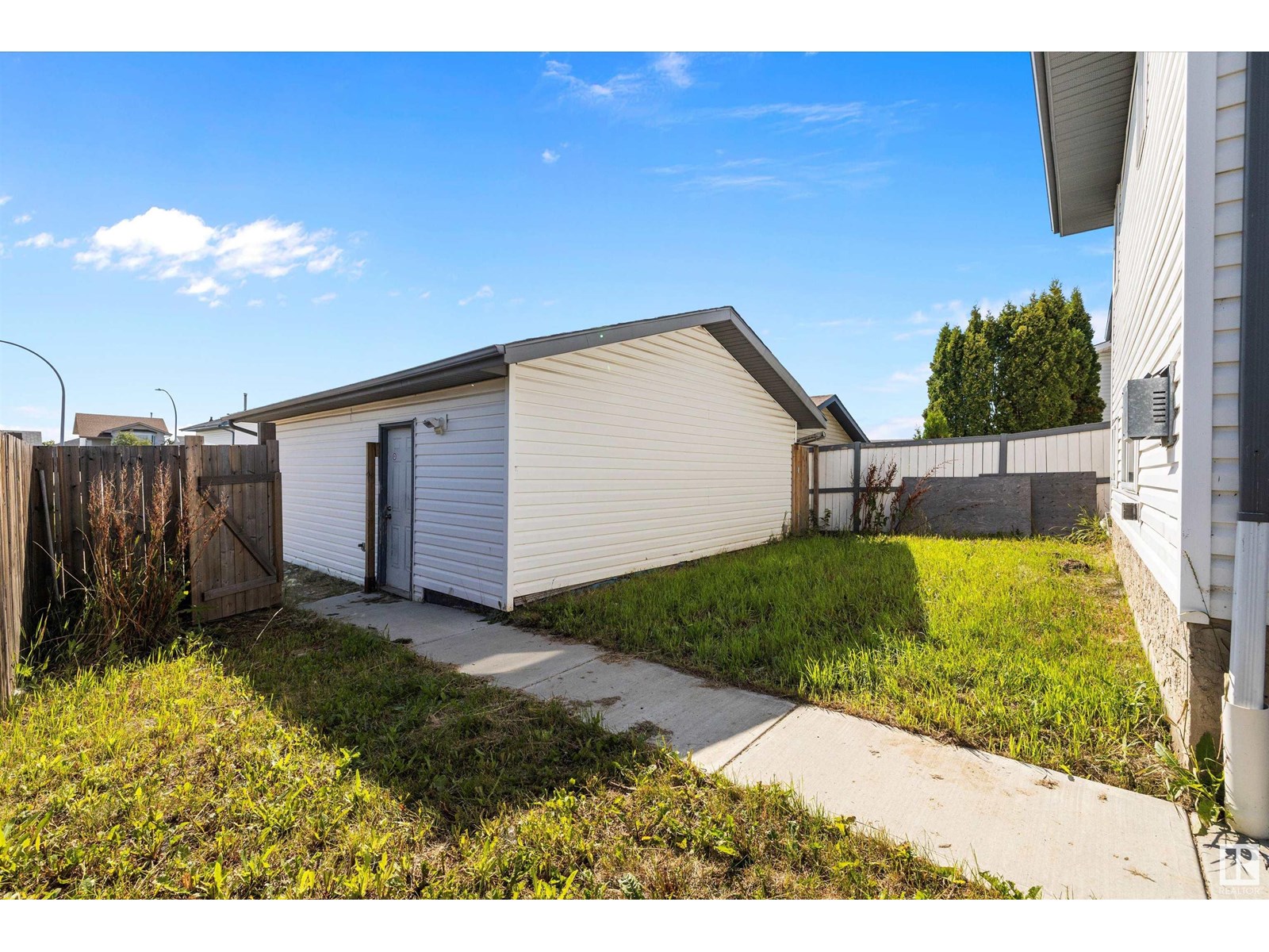 Photo 7 of 16229 57 St Nw, Edmonton AB