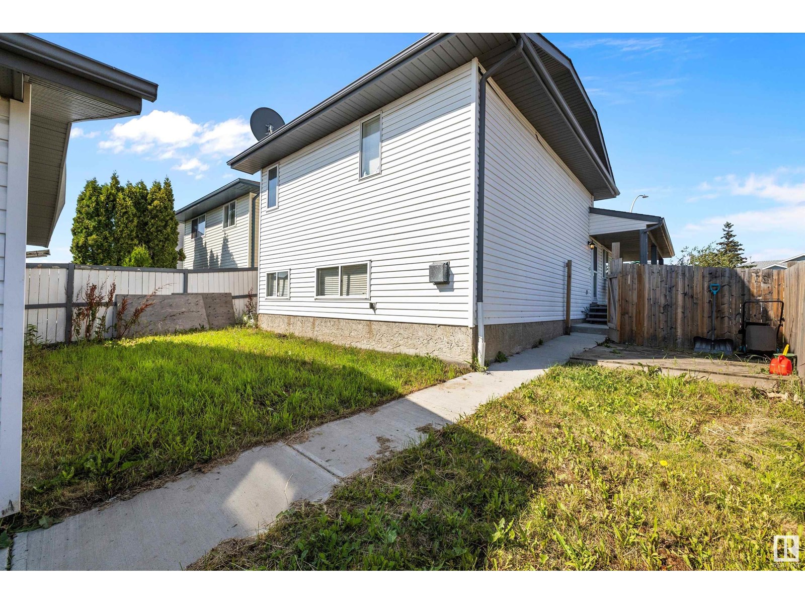 Photo 6 of 16229 57 St Nw, Edmonton AB